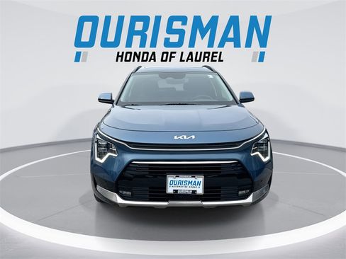 Used 2024 Kia Niro SX Touring image 3