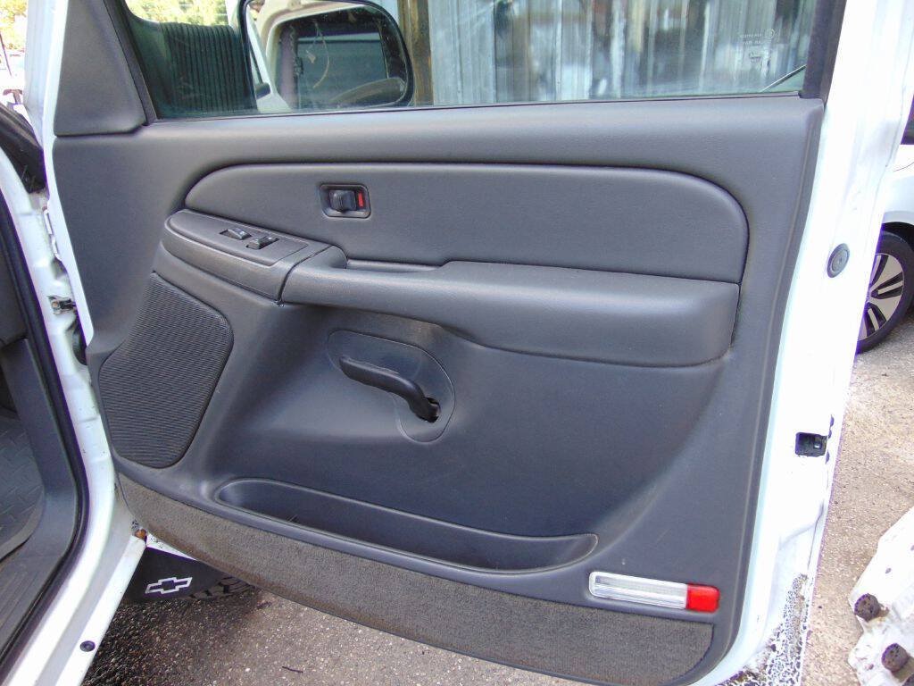 Used 2004 Chevrolet Silverado 2500 LS w/ Snow Plow Prep Package AWD/4WD image 32