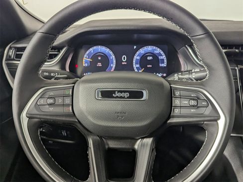 New 2025 Jeep Grand Cherokee Altitude image 18