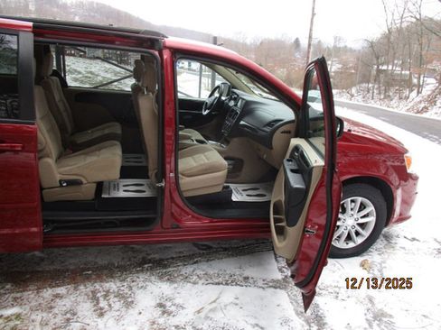 Used 2016 Dodge Grand Caravan SXT w/ UConnect Hands-Free Group image 12