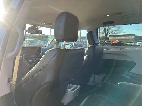 Used 2024 Chrysler Pacifica Touring-L FWD image 18