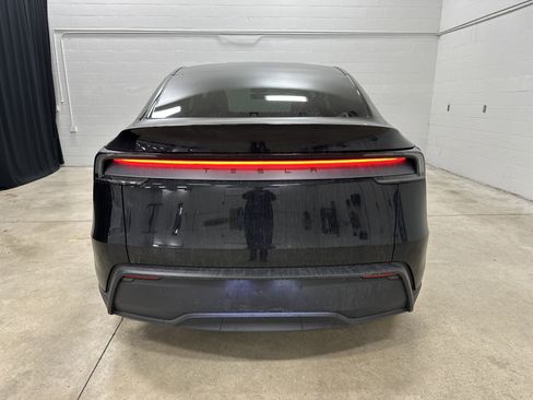 Used 2026 Tesla Model Y 2WD image 9