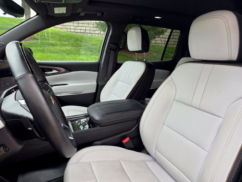 Used 2025 Chevrolet Traverse High Country w/ LPO, Floor Liner Package AWD/4WD image 7