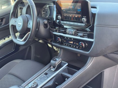 Used 2025 Nissan Pathfinder SV image 9