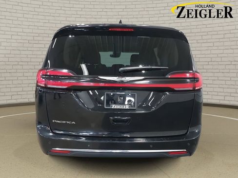 Used 2024 Chrysler Pacifica Touring-L image 6
