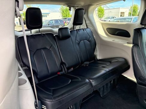 Used 2023 Chrysler Pacifica Touring-L FWD image 11
