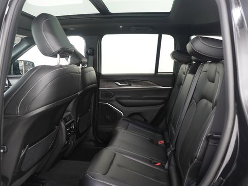 Used 2025 Jeep Grand Cherokee Limited w/ Black Appearance Package image 15