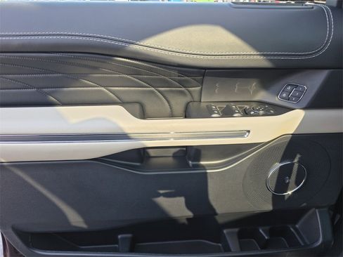 Used 2020 Ford Expedition Platinum image 27