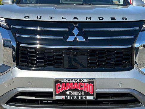 New 2025 Mitsubishi Outlander SE image 9