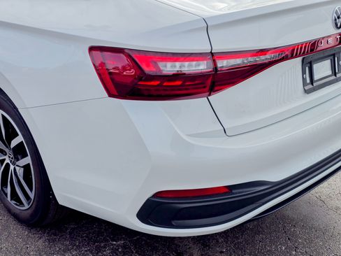 Used 2025 Volkswagen Jetta SE w/ Sunroof Package image 21