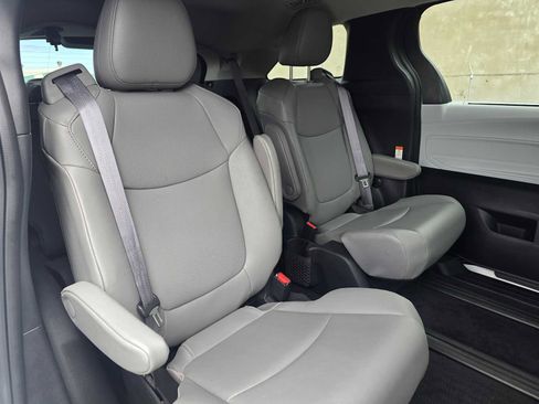 Used 2025 Toyota Sienna XLE AWD/4WD image 12