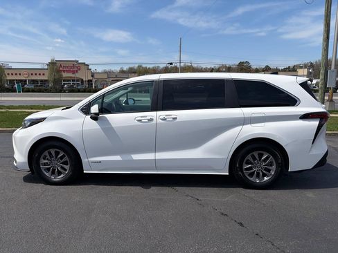 Used 2021 Toyota Sienna LE FWD image 11