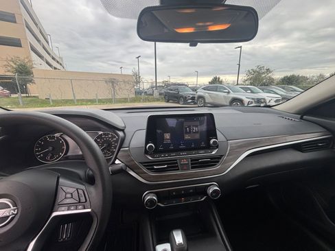 Used 2025 Nissan Altima 2.5 SV image 31