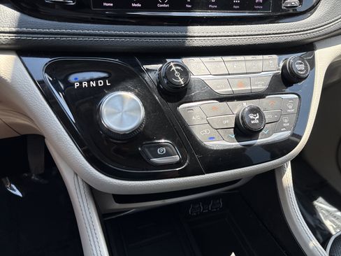 Used 2022 Chrysler Pacifica Limited FWD image 32
