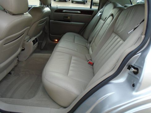 Used 2004 Lincoln Town Car Signature image 10