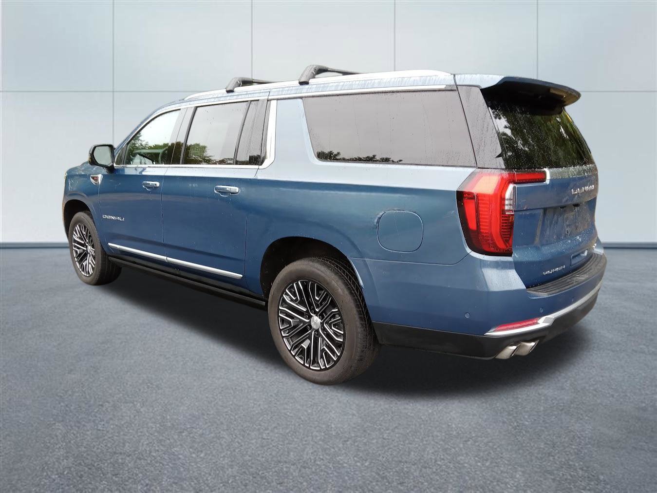 Used 2026 GMC Yukon XL Denali w/ Sun & Power Step Package AWD/4WD image 3