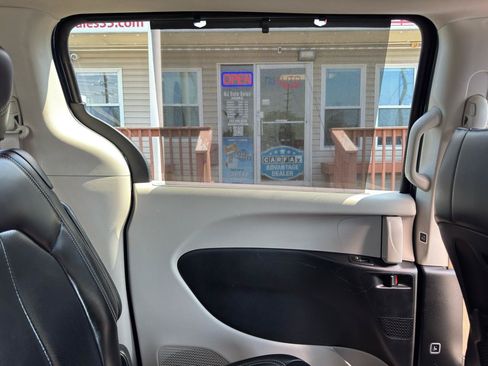 Used 2023 Chrysler Pacifica Touring-L FWD image 32