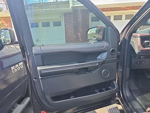 Used 2023 Ford Expedition Limited image 11