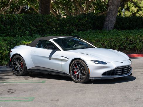 Used 2023 Aston Martin V8 Vantage Roadster image 2