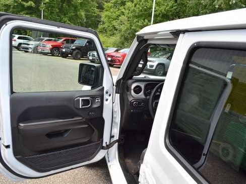 Used 2024 Jeep Wrangler Unlimited Sahara AWD/4WD image 15