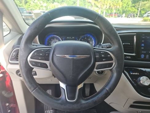 Used 2017 Chrysler Pacifica Touring-L w/ Tire & Wheel Group FWD image 13