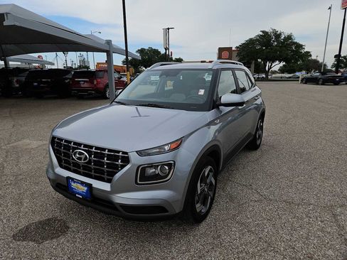 Used 2025 Hyundai Venue SEL image 4