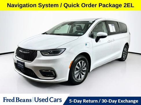 Used 2023 Chrysler Pacifica Touring-L FWD image 4