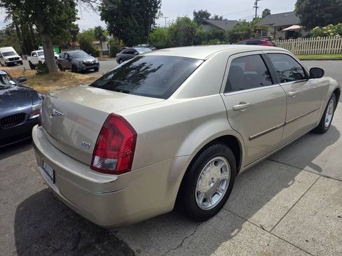 Used 2006 Chrysler 300 Touring RWD image 3