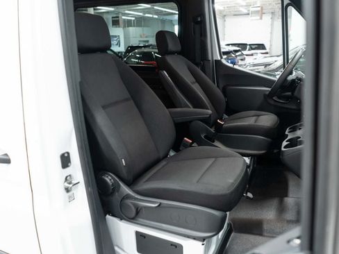 Used 2025 Mercedes-Benz Sprinter 2500 image 9