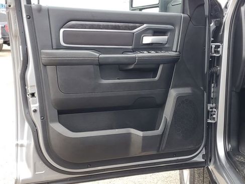 Used 2024 RAM 2500 Big Horn w/ Sport Appearance Package image 10