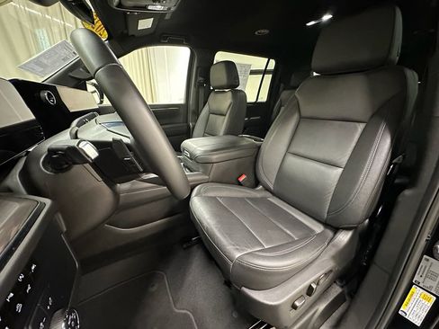 Used 2025 Chevrolet Suburban Z71 image 29