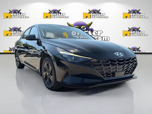 Used 2022 Hyundai Elantra SEL w/ Convenience Package FWD image 3