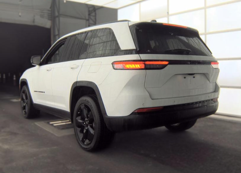 Used 2023 Jeep Grand Cherokee Altitude RWD image 12