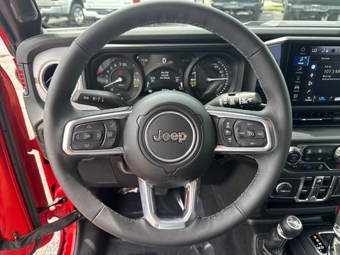 Used 2025 Jeep Wrangler Unlimited Sahara AWD/4WD image 14