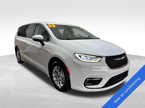 Used 2023 Chrysler Pacifica Touring-L FWD image 3