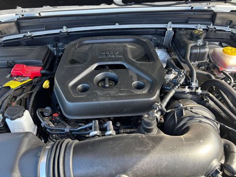 Used 2025 Jeep Wrangler Unlimited Sahara AWD/4WD image 30