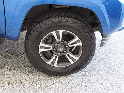 Used 2017 Toyota Tacoma TRD Sport w/ Tow Package RWD image 5