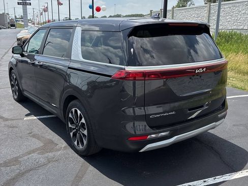 Used 2022 Kia Carnival EX FWD image 4