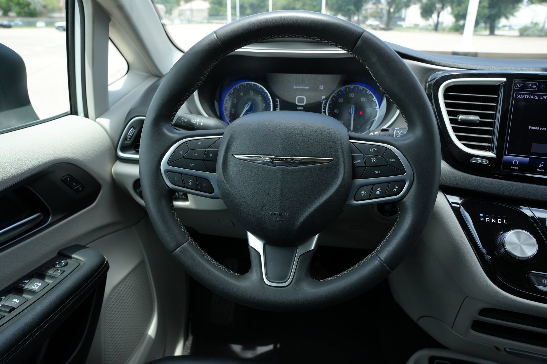 Used 2023 Chrysler Pacifica Touring-L FWD image 11