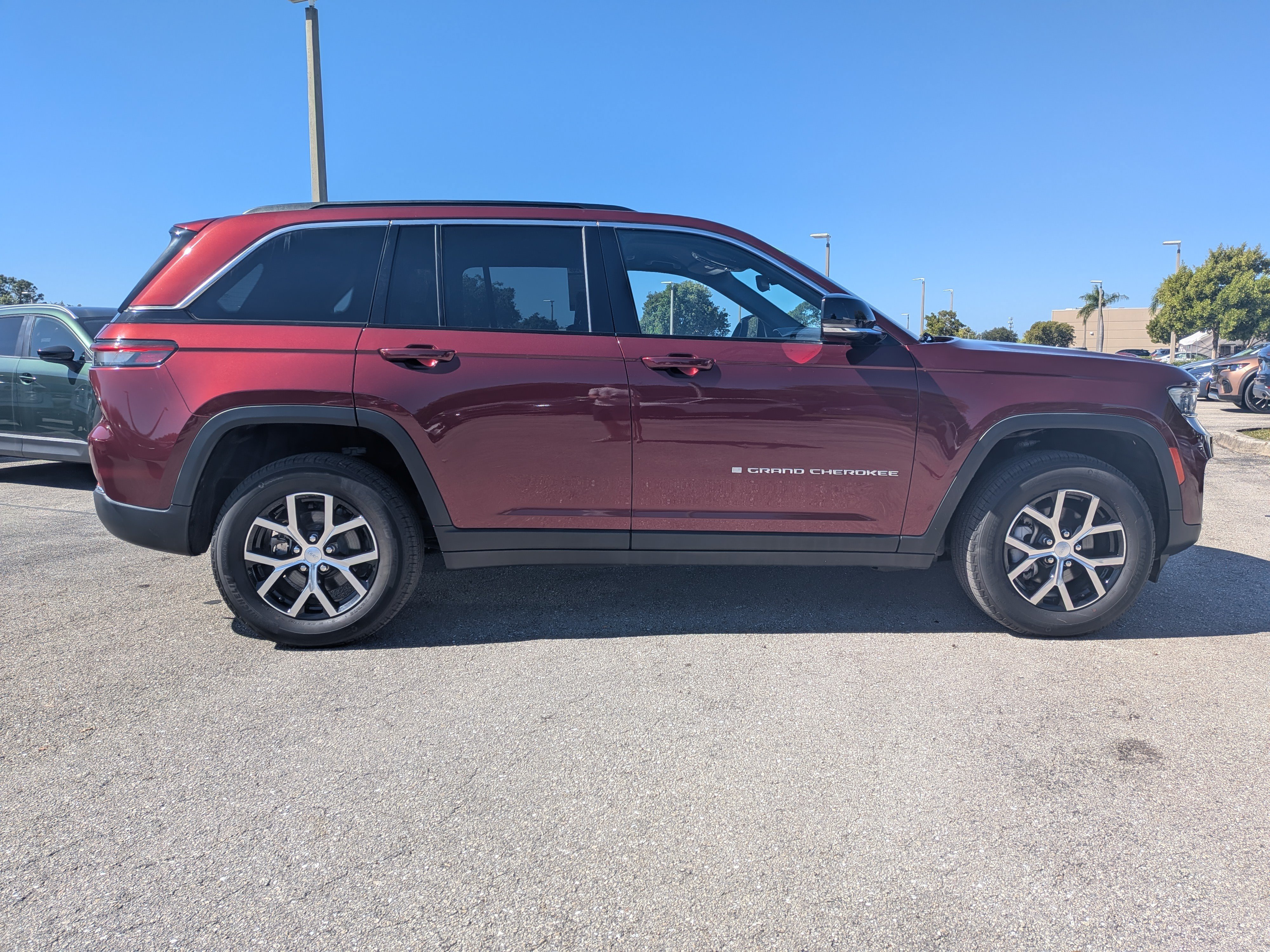 Used 2024 Jeep Grand Cherokee Limited AWD/4WD image 3