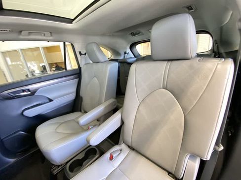 Used 2023 Toyota Highlander Platinum image 25