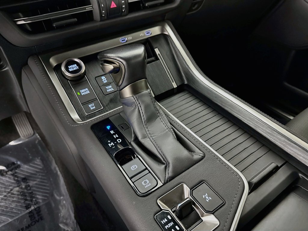 Used 2025 Lexus GX 550 w/ Cold Area Package AWD/4WD image 16