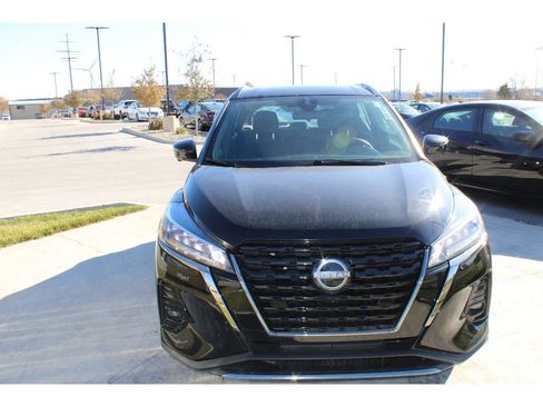 Used 2024 Nissan Kicks SR image 3