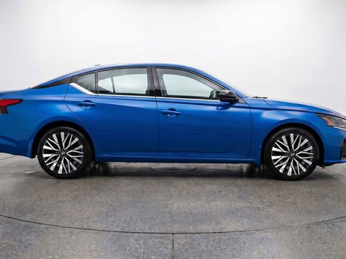 Used 2025 Nissan Altima 2.5 SV FWD image 11