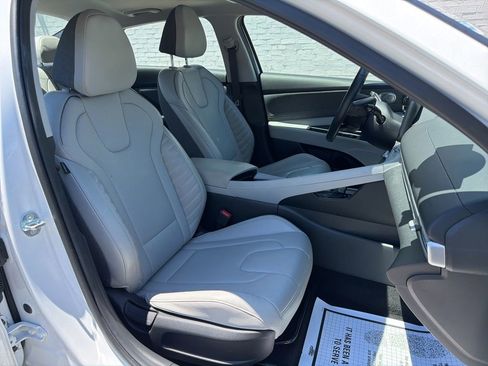 Used 2025 Hyundai Elantra Limited FWD image 13