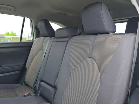 Used 2023 Toyota Highlander LE AWD/4WD image 18
