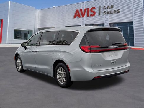 Used 2024 Chrysler Pacifica Touring-L image 9