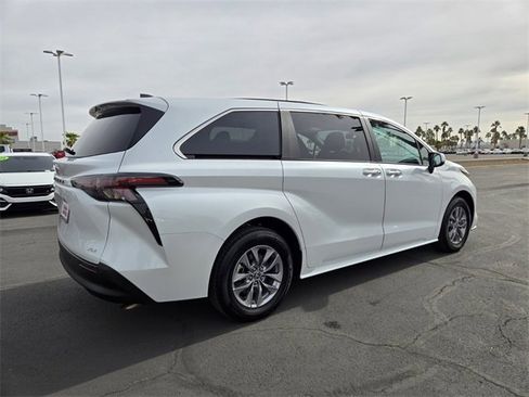Used 2025 Toyota Sienna XLE image 4