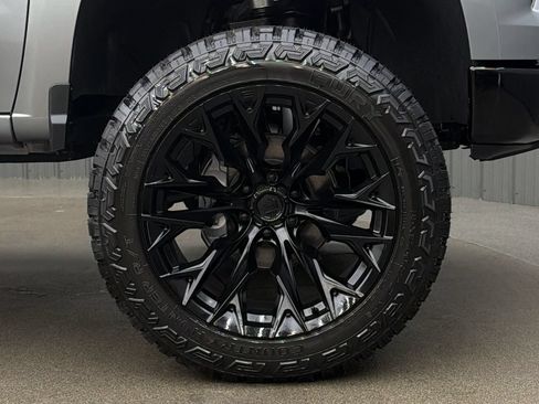 Used 2026 Chevrolet Silverado 1500 Custom Trail Boss w/ LPO, Dark Essentials Package AWD/4WD image 9