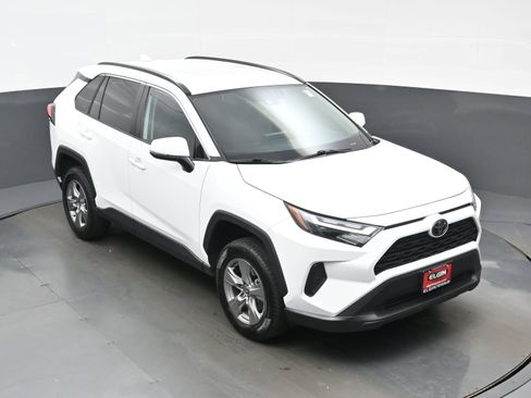 Used 2025 Toyota RAV4 XLE AWD/4WD image 34